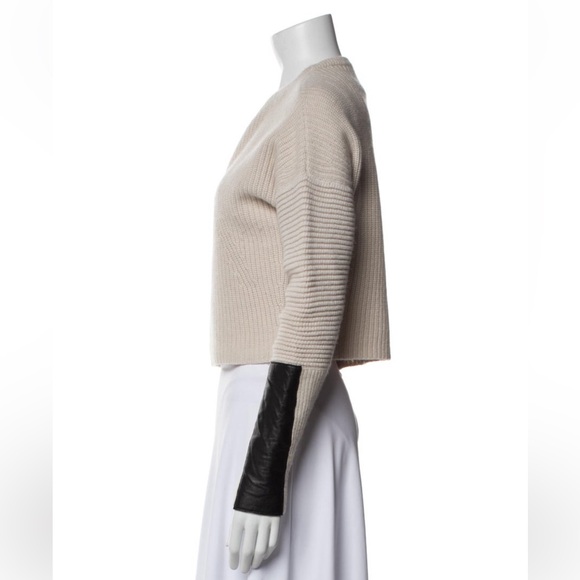 Autumn Cashmere beige cropped crew neck sweater black sheepskin patches
medium - Picture 3 of 10